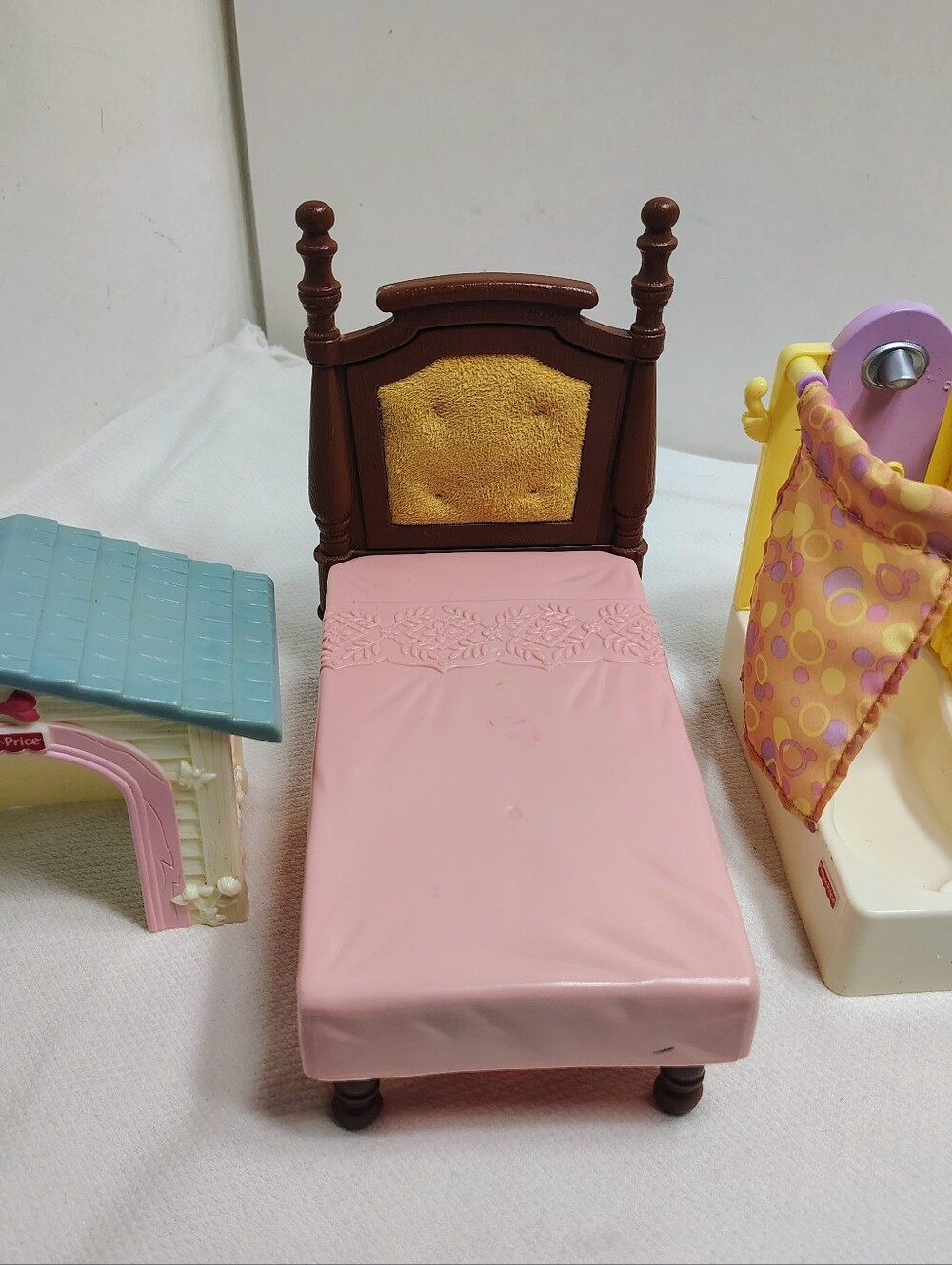Fisher Price Dollar House Furniture Bed, Bathtub And Dog House